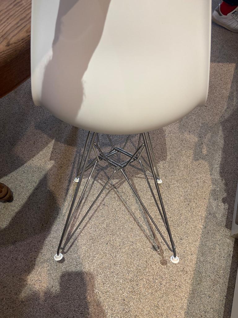 kuipstoel met metalen Eiffel onderstel, Huis en Inrichting, Stoelen, Ophalen, Wit, Zo goed als nieuw, Metaal