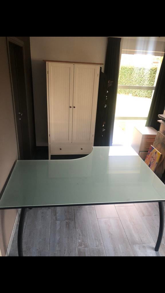 Stevige bureau met glazen blad, Huis en Inrichting, Ophalen, Zo goed als nieuw, Bureau