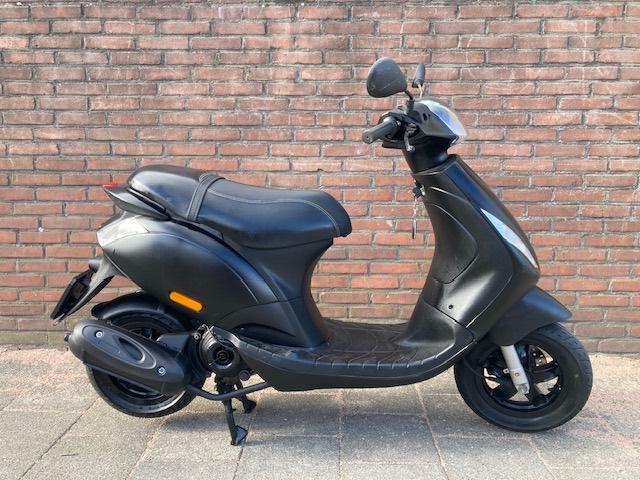 🤩LEUKE A KLASSE PIAGGIO ZIP 4 TAKT 2V !! BOUWJAAR 2016🤩, Fietsen en Brommers, Ophalen, Benzine, Klasse A (25 km/u), Piaggio Zip
