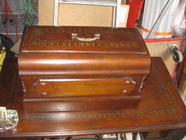 antiek naaimachine  op tafel, Enlèvement