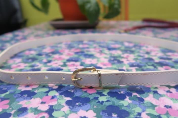 Riempje nieuw grijs glanzend lengte 92 cm - breedte 1,5 cm, Kleding | Dames, Riemen en Ceinturen, Minder dan 3 cm, Wit, Tailleriem