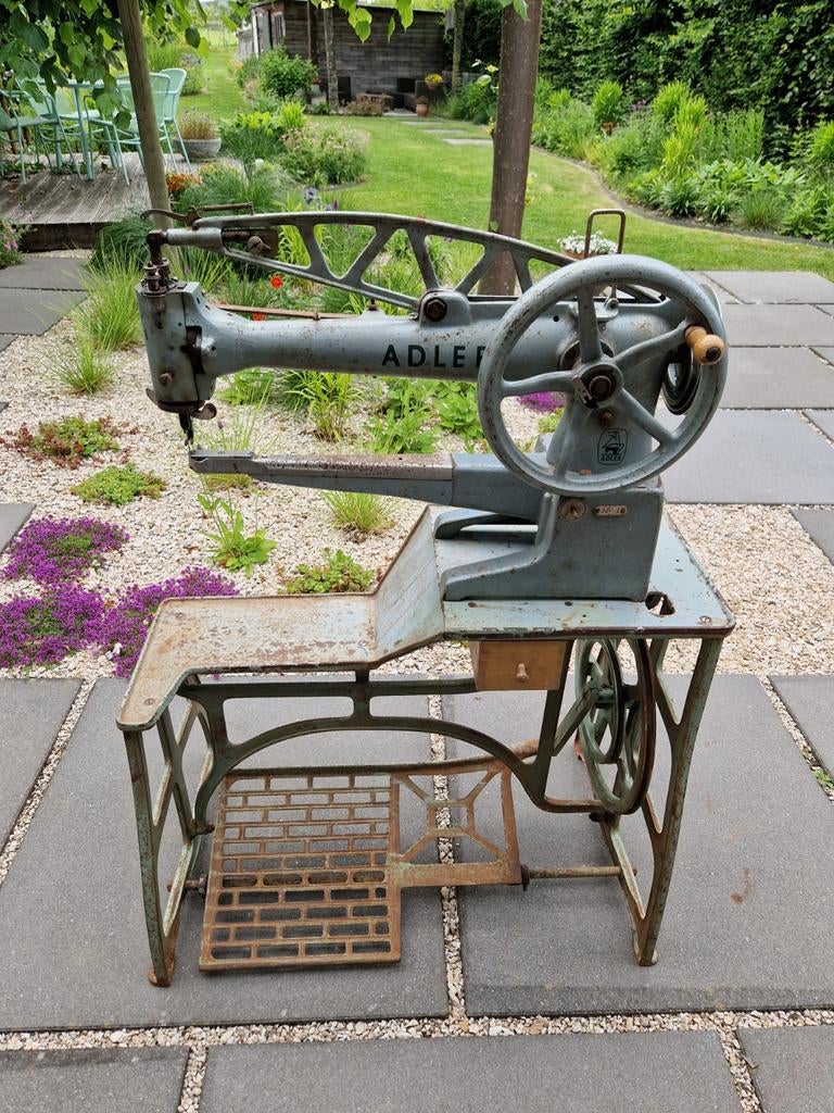 Ledernaaimachine adler, Ophalen