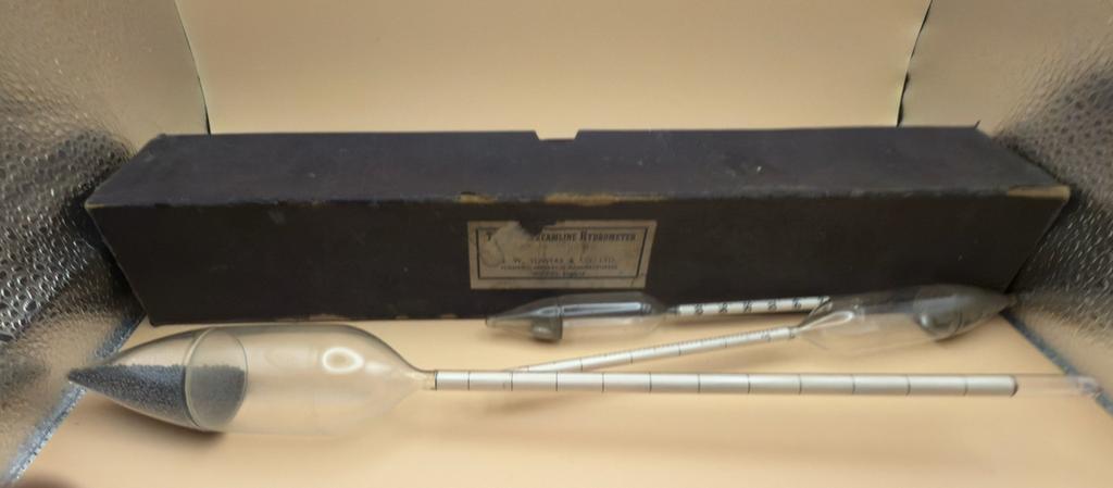 Anciens instruments de mesure en verre, Enlèvement