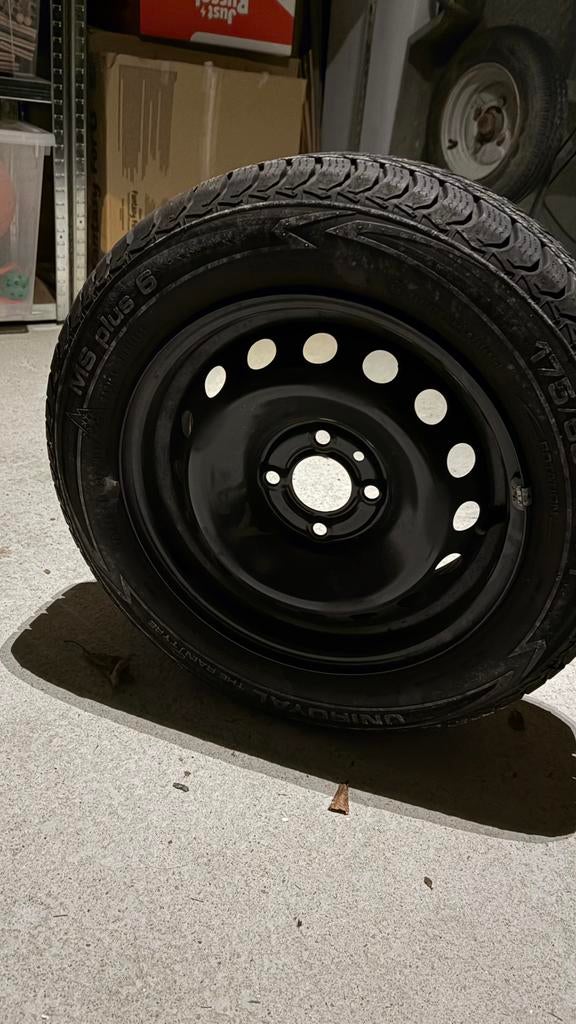 4 winterbanden op velg met beschermhoes 175/65 R14 82T, Ophalen, Zo goed als nieuw