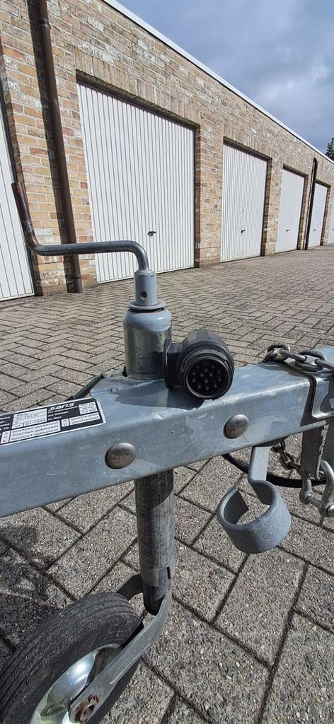 Gesloten aanhangwagen ARBA CLASSIC met 3 fietsrekken Thule, Ophalen