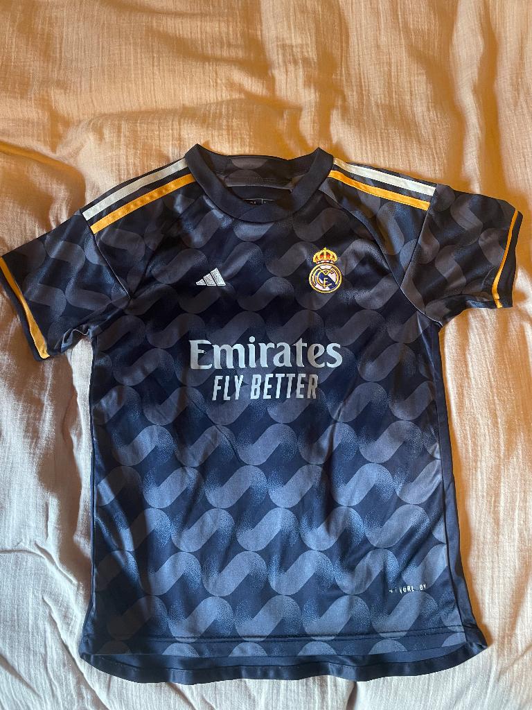 Maillot extérieur Real Madrid 2023-24 taille 24, Sports & Fitness, Football, Taille S, Enlèvement, Utilisé, Maillot