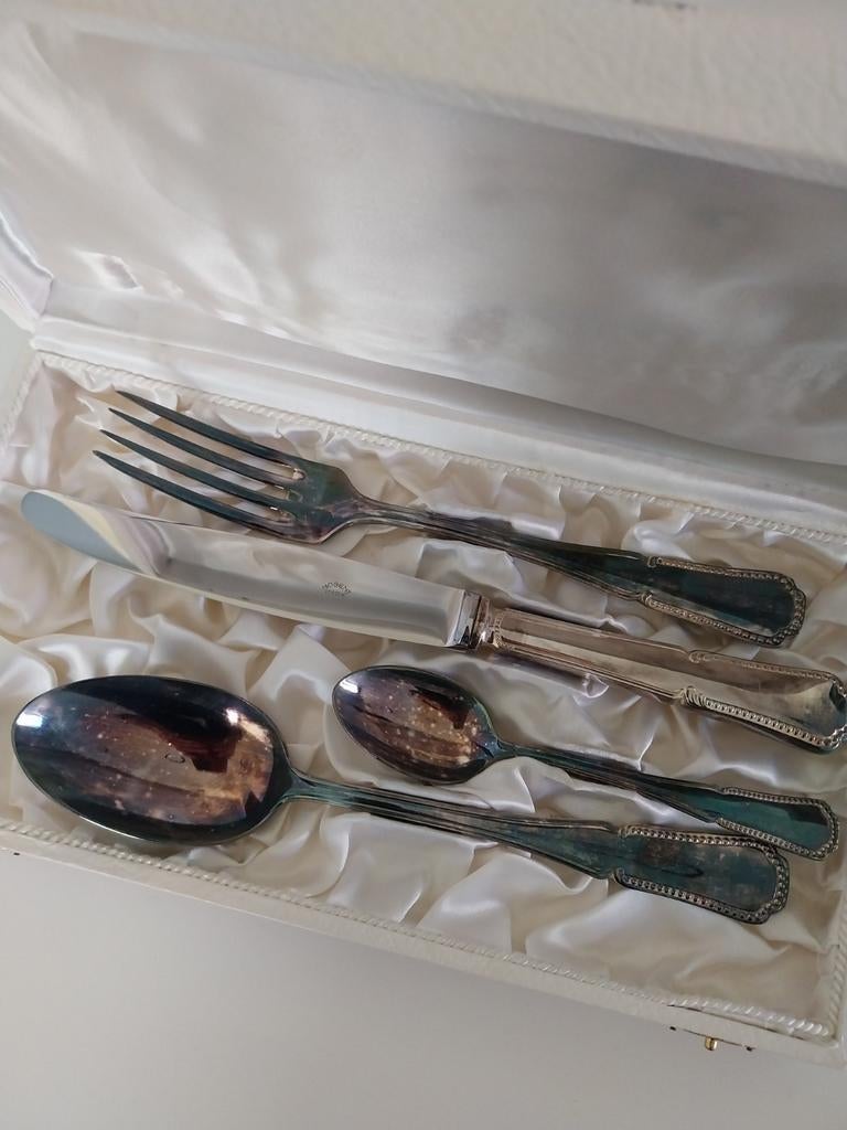 Bestekset in etui, Ophalen