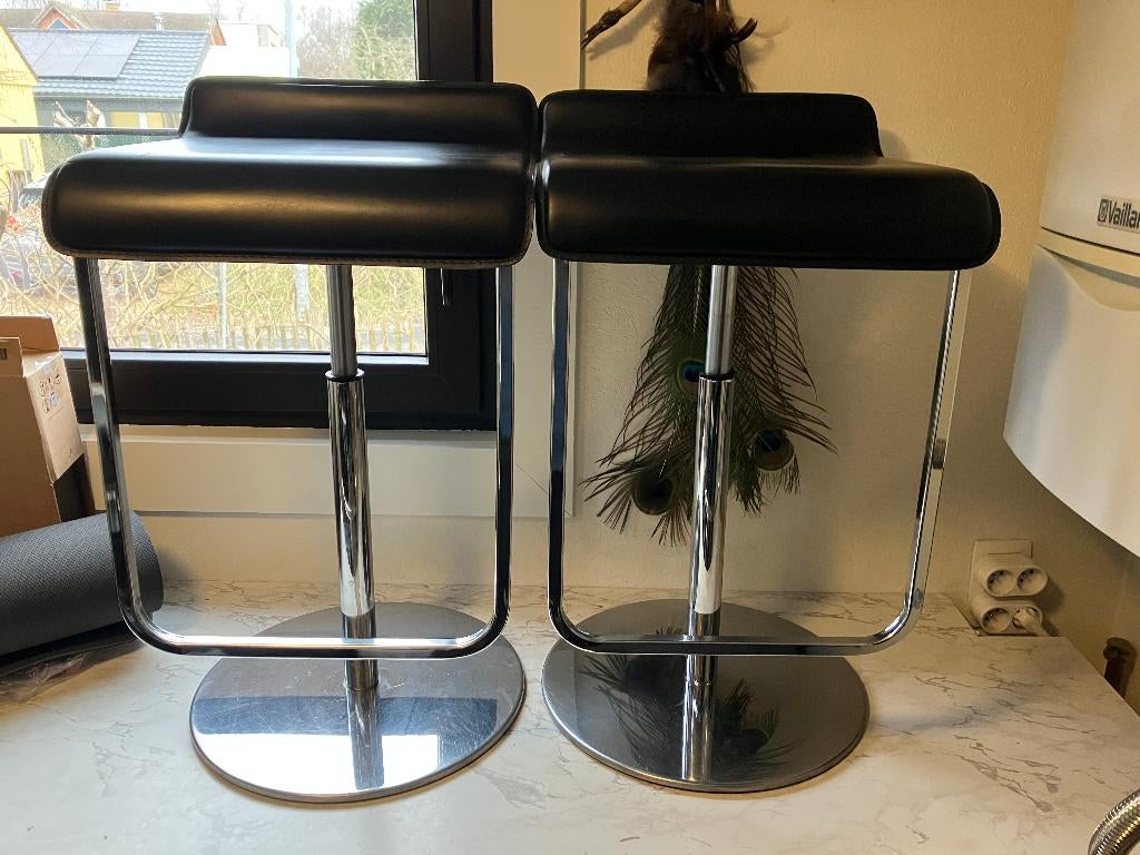 twee design barkrukken (chroom en zwart leer), Huis en Inrichting, Barkrukken, Ophalen, Gebruikt, 60 tot 90 cm, In hoogte verstelbaar