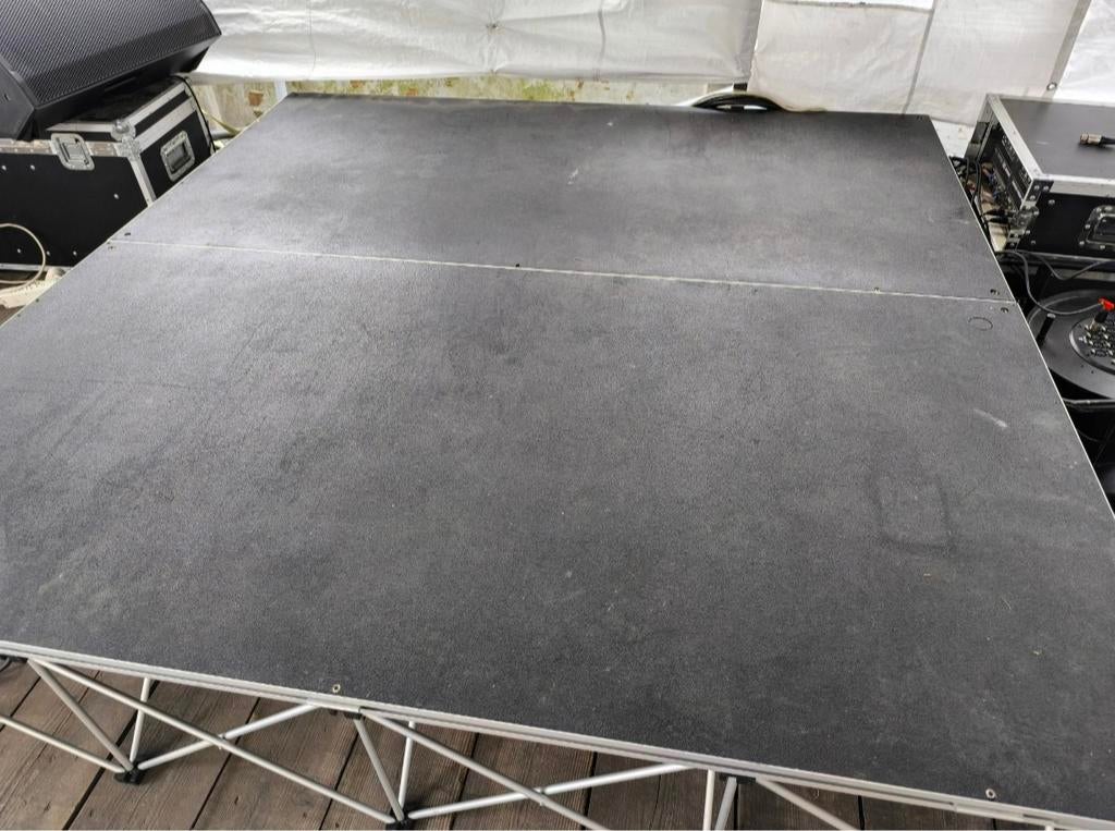 4 podiumtafels 1m x 2 m met toeklapbare steunen  merk INSTEL, Ophalen