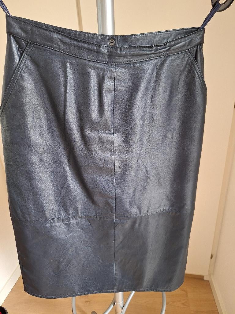 leren rok, Blauw, Gedragen, Onder de knie, Ophalen
