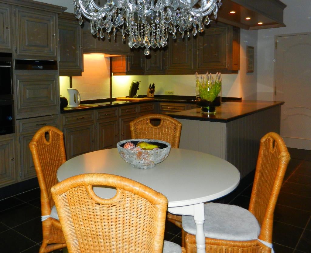 witte Keuken Tafel Ø 110 + Stoelen + Schommelstoel, Enlèvement