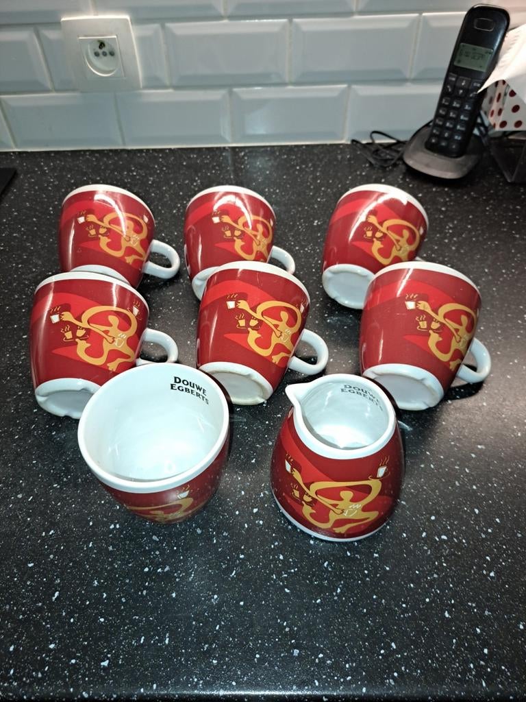 Douwe Egberts 6 tassen en melkpot suikerpot allen hetzelfde, Ophalen of Verzenden