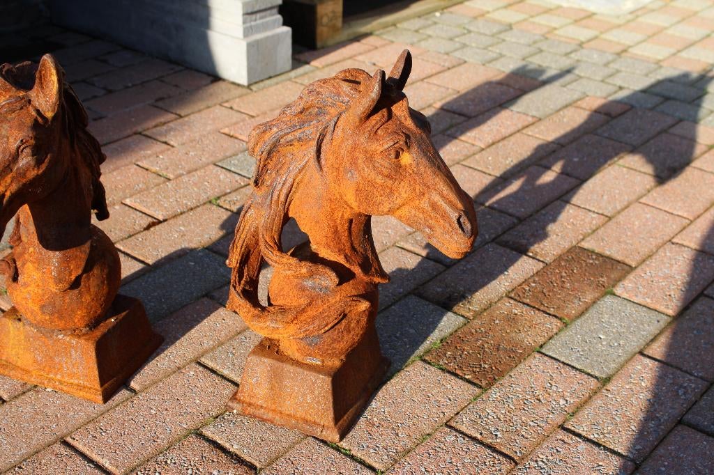 statue tête de cheval sur boule en fonte ., Enlèvement ou Envoi, Neuf