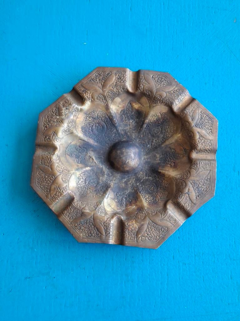 Cendrier en cuivre orné de motifs gravés. , Ophalen of Verzenden