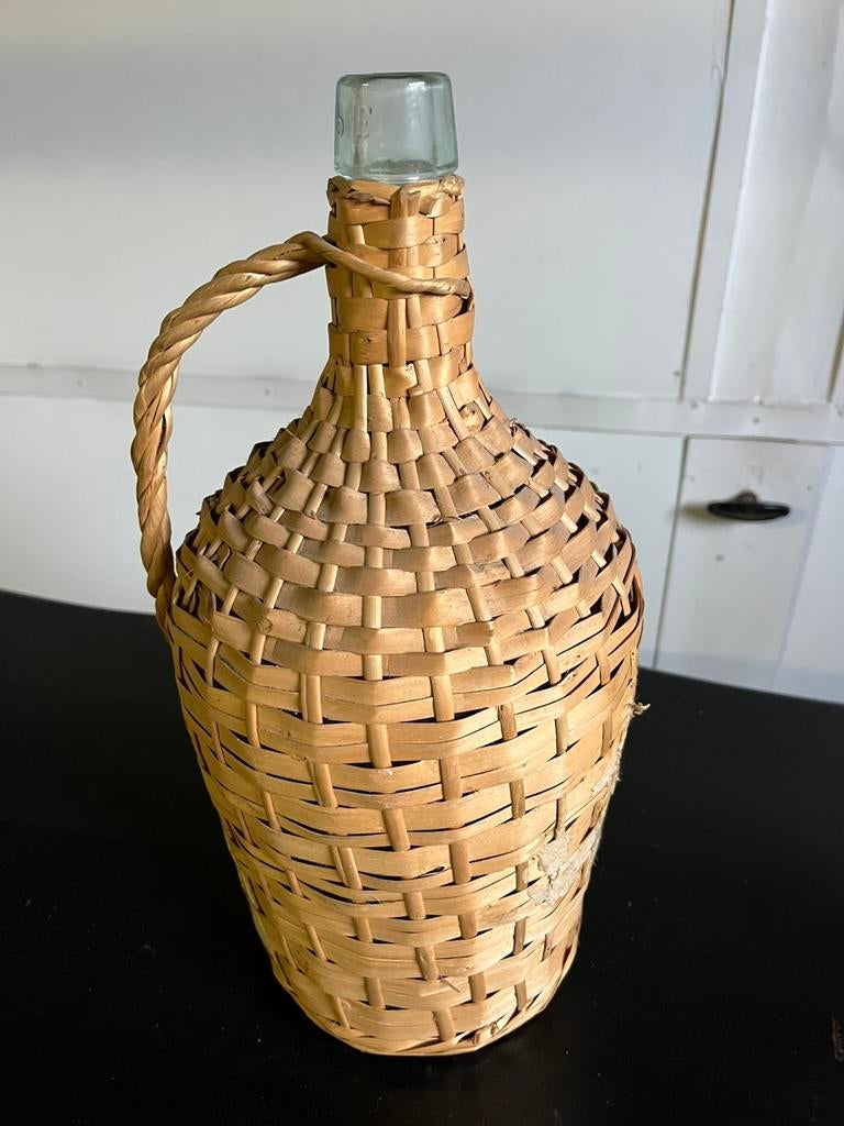 Wijnfles in riet, Ophalen, Zo goed als nieuw