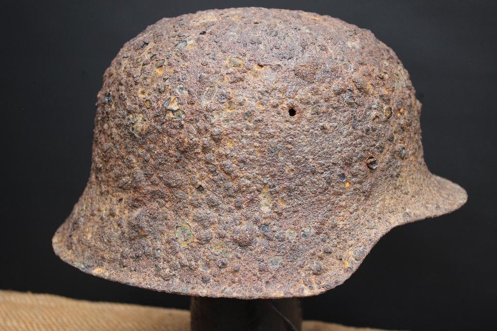 WW2 M42 Watervondst RELIC Normandië., Ophalen of Verzenden, Landmacht, Helm of Baret