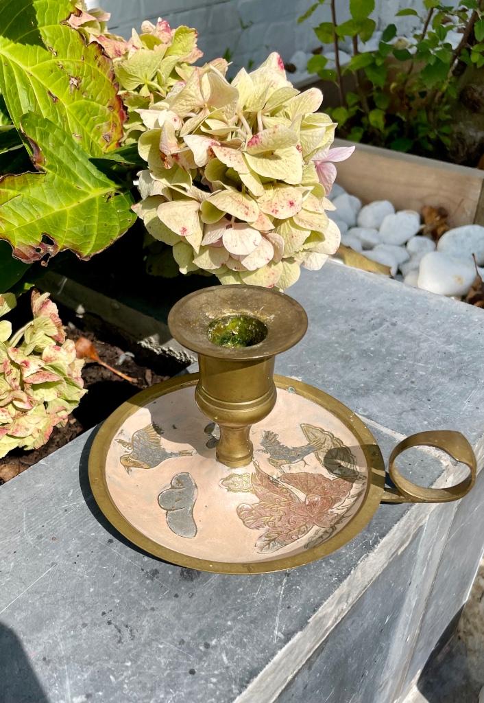 Vintage koperen hand kandelaar met emaille motief, Ophalen of Verzenden, Zo goed als nieuw, Kandelaar