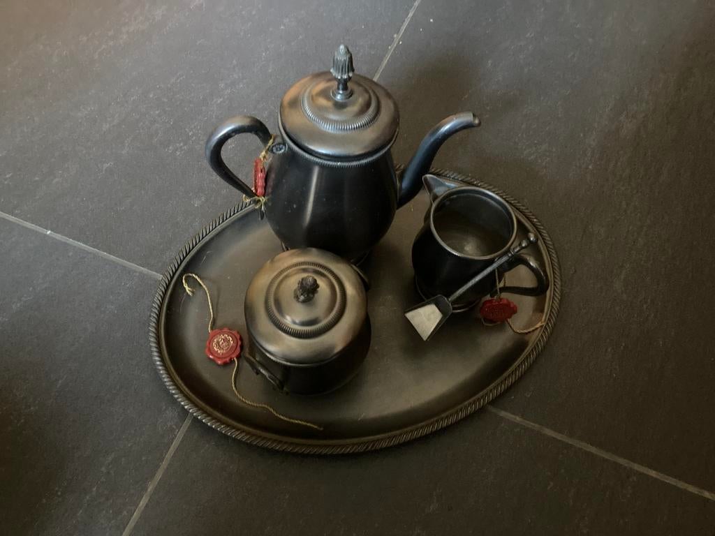 Ensemble de pots à sucre, à café et à lait en étain, Enlèvement