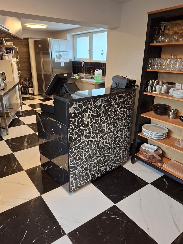 Comptoir en granit en forme de goutte d'eau, Enlèvement