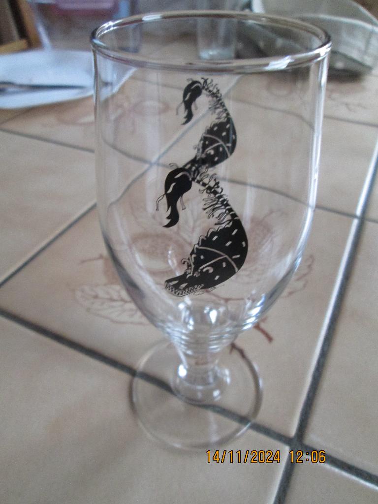 Verre sur pied avec le dragon « Doudou de Mons », Collections, Enlèvement, Neuf, Autres types