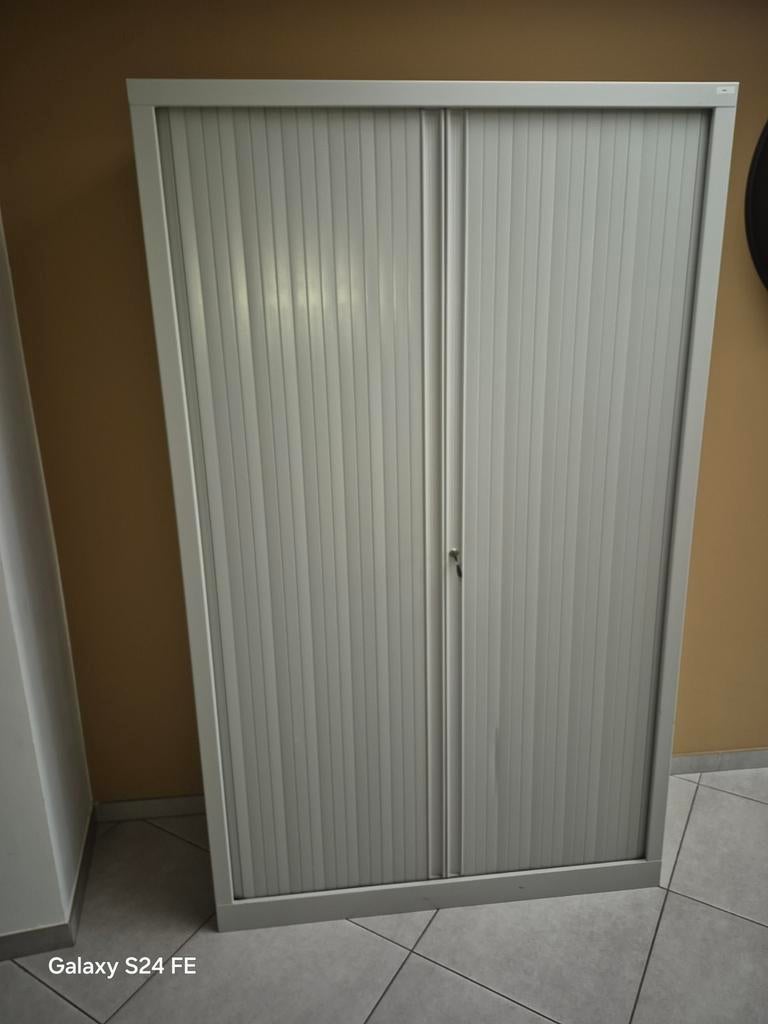 Armoire métallique à rideaux