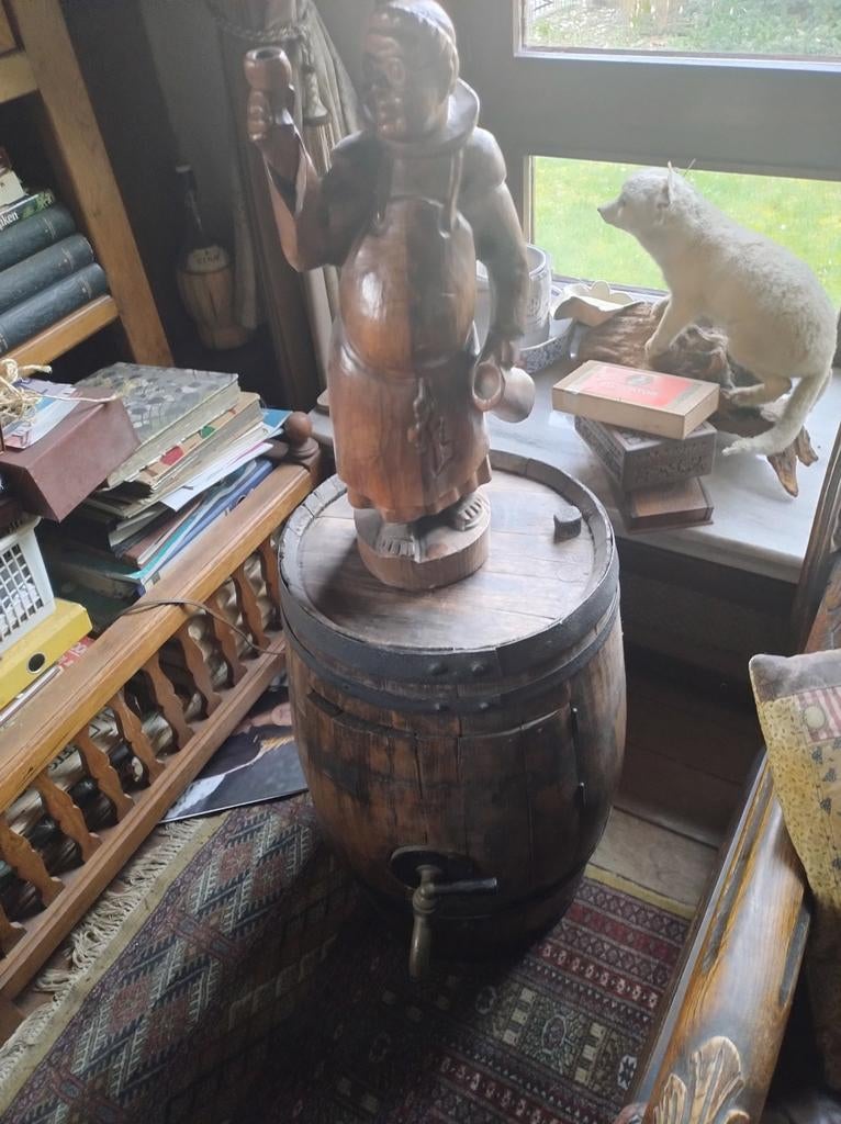 Biervat Met Kraan met standbeeld Antiek .110 Euro, Ophalen