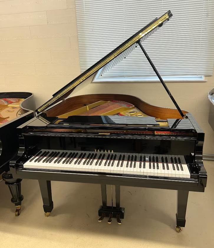 Grote piano, Muziek en Instrumenten, Piano's, Ophalen, Zwart, Zo goed als nieuw, Hoogglans