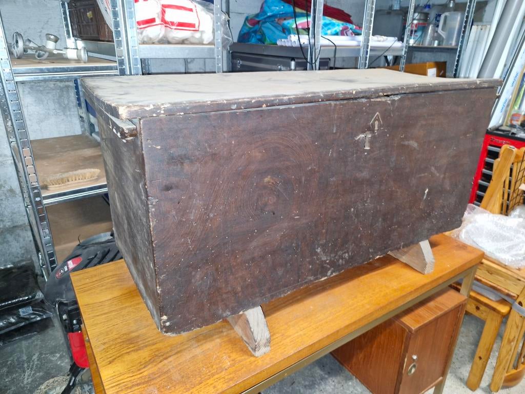 Donker bruine oude kist, Ophalen