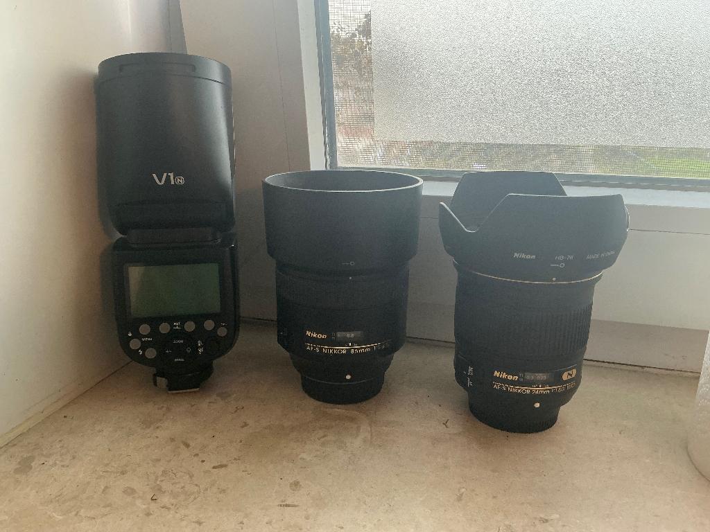 Nikon lenzen set: 24mm f/1.8 + 85mm f/1.8 + flitser, Ophalen of Verzenden, Zo goed als nieuw, Groothoeklens