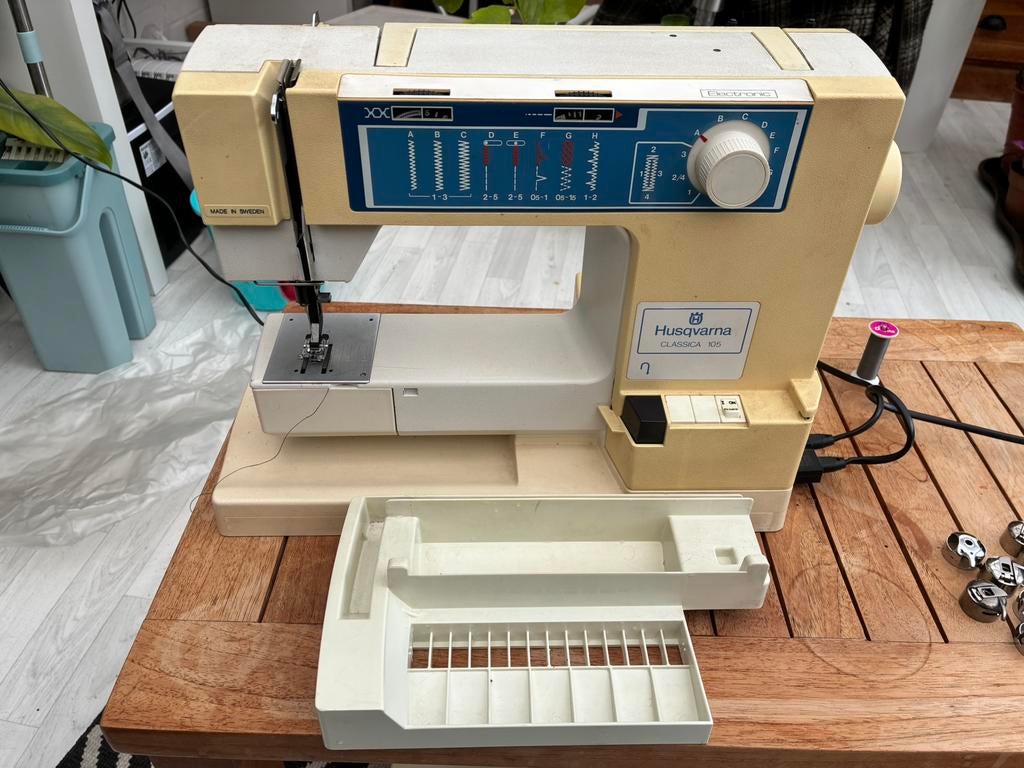 Naaimachine Husqvarna classics 105, Ophalen, Gebruikt, Naaimachine, Husqvarna