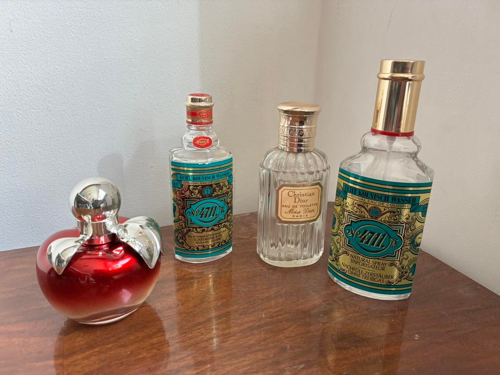 Vintage parfumcollectie, leeg behalve restje Nina Ricci, Ophalen of Verzenden, Zo goed als nieuw