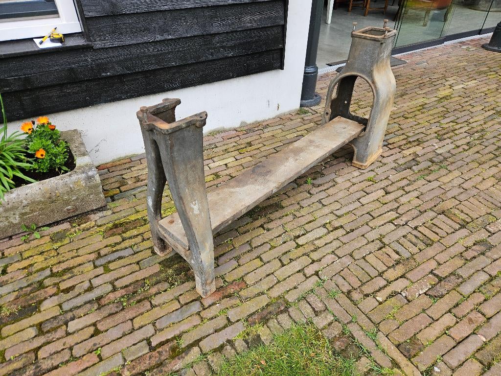 Oud gietijzer onderstel Hoog ca 75 cm Breed onder ca 38 cm, Antiek en Kunst, Ophalen