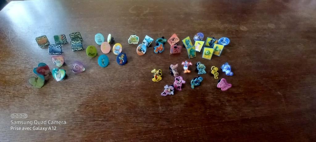 Lot de 42 pin's disney "new génération" de carrefour, Verzamelen, Supermarktacties