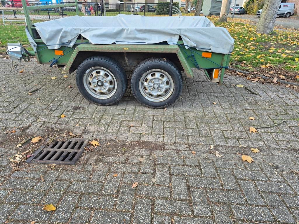 Aanhanger, Immo, Op zoek naar een huis