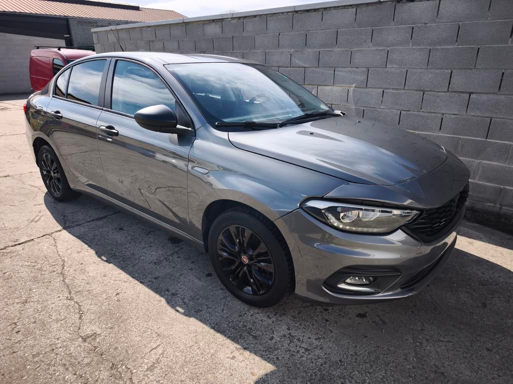 Fiat Tipo 1.4i légèrement accidentée, Argent ou Gris, Boîte manuelle, Berline, Enlèvement