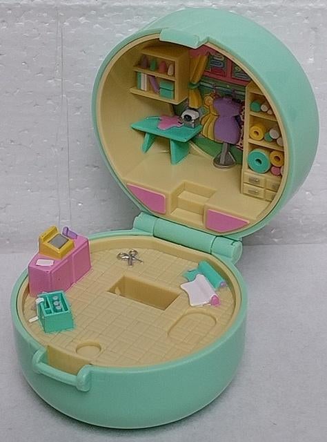 Polly Pocket vintage “Tiny Tina’s Dressmaking Ring Case", Enlèvement ou Envoi, Utilisé