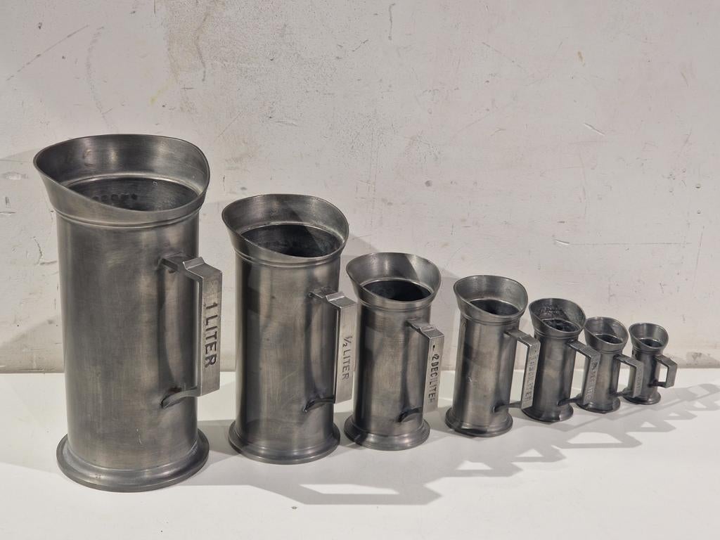 7 tinnen maatbekers,  1 liter tot 1cl , gestempeld 90% tin, Antiek en Kunst, Antiek | Tin, Ophalen of Verzenden
