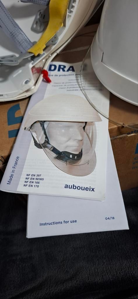 Veiligheids helmen., Ophalen