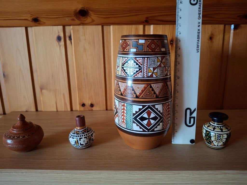 1 grote aarden vaas (Peru)en 3 kleine aarden potjes, Ophalen of Verzenden