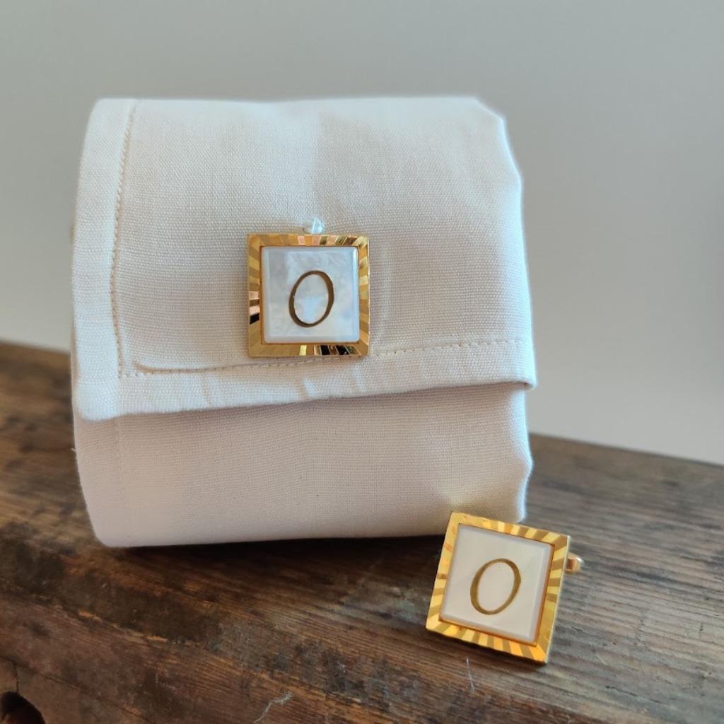 Boutons de manchette vintage en perles lettre O dorés 28x18m, Enlèvement ou Envoi