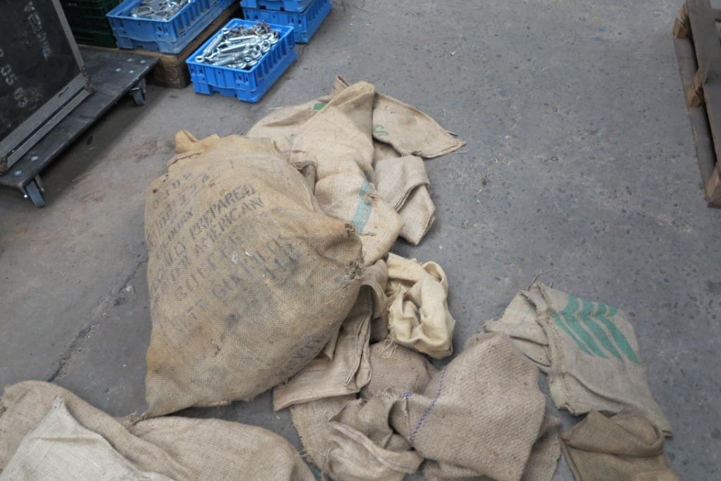 jute zakken, Enlèvement