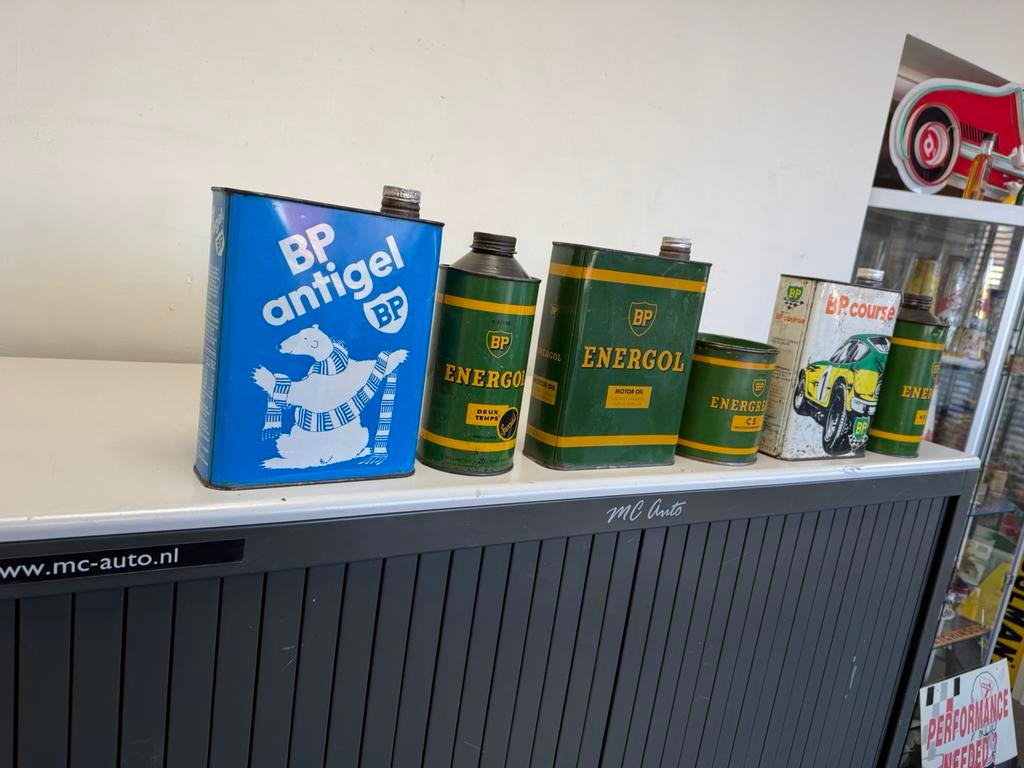 Divers vieux bidons d'huile de garage BP, Collections, Marques & Objets publicitaires, Enlèvement ou Envoi, Utilisé, Emballage