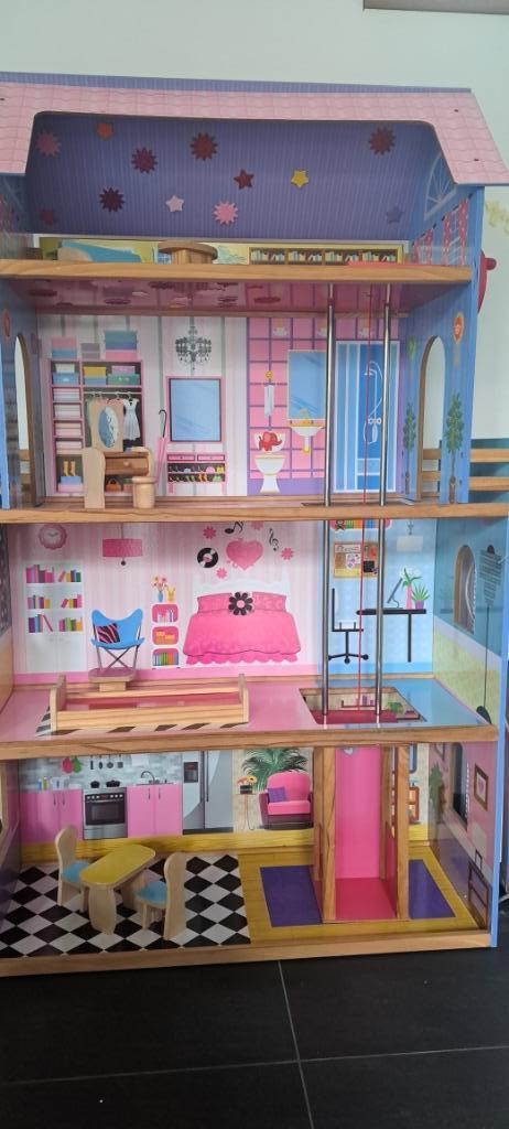 Poppenhuis met 4 speelvlakken , houten meubels en lift, Kinderen en Baby's, Speelgoed | Poppenhuizen, Ophalen, Zo goed als nieuw
