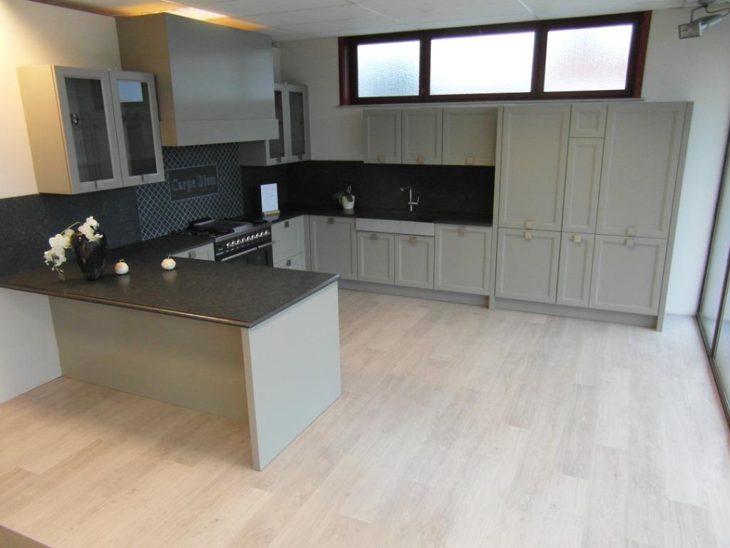 MASSIEVE TOONZAALKEUKEN MET COMPOSIET WERBLAD EN ELECTRO., Ophalen, Hoekkeuken, Nieuw, Hoogglans of Gelakt