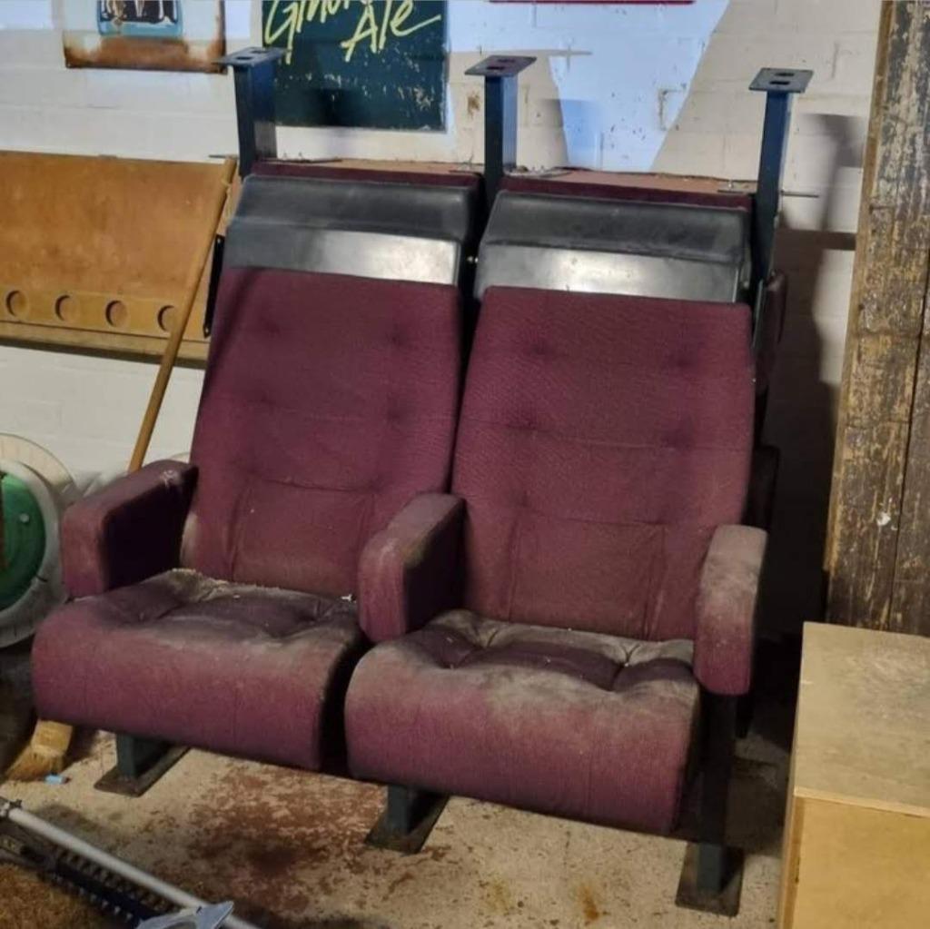 Bioscoopstoelen, Ophalen