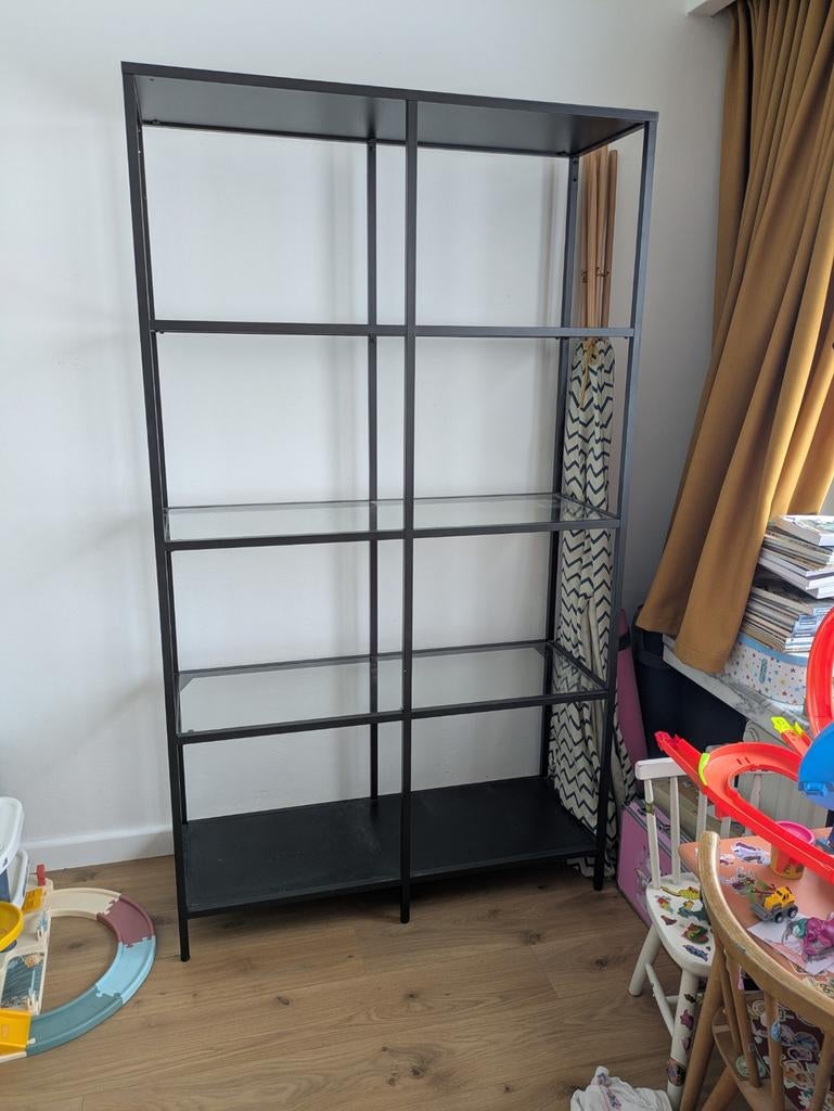 Ikea open boekenkast, Enlèvement