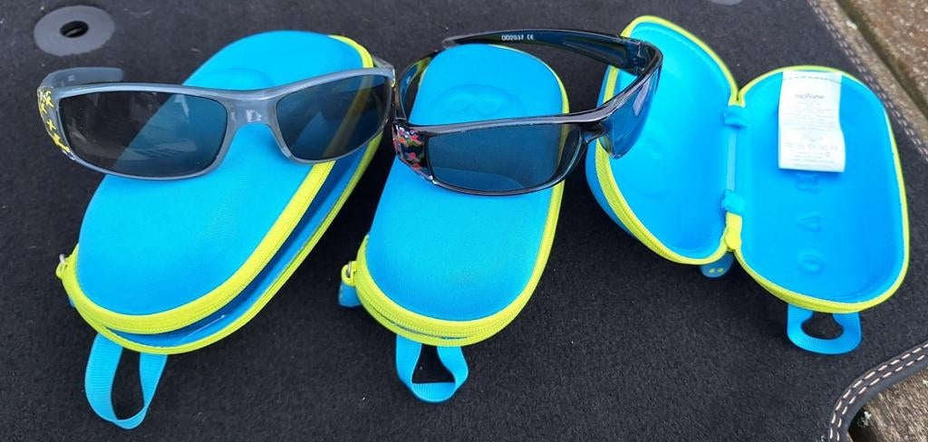 2 lunettes de soleil pour enfants avec boîtes à lunettes ass, Enlèvement, Comme neuf