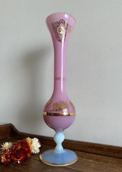 vase en opaline rose serti d'un camé en résine, Antiquités & Art, Antiquités | Vases, Enlèvement ou Envoi