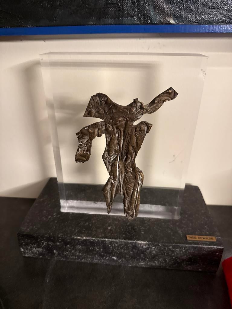 Belle statue en bronze sur plexi inge dewilde, Enlèvement ou Envoi