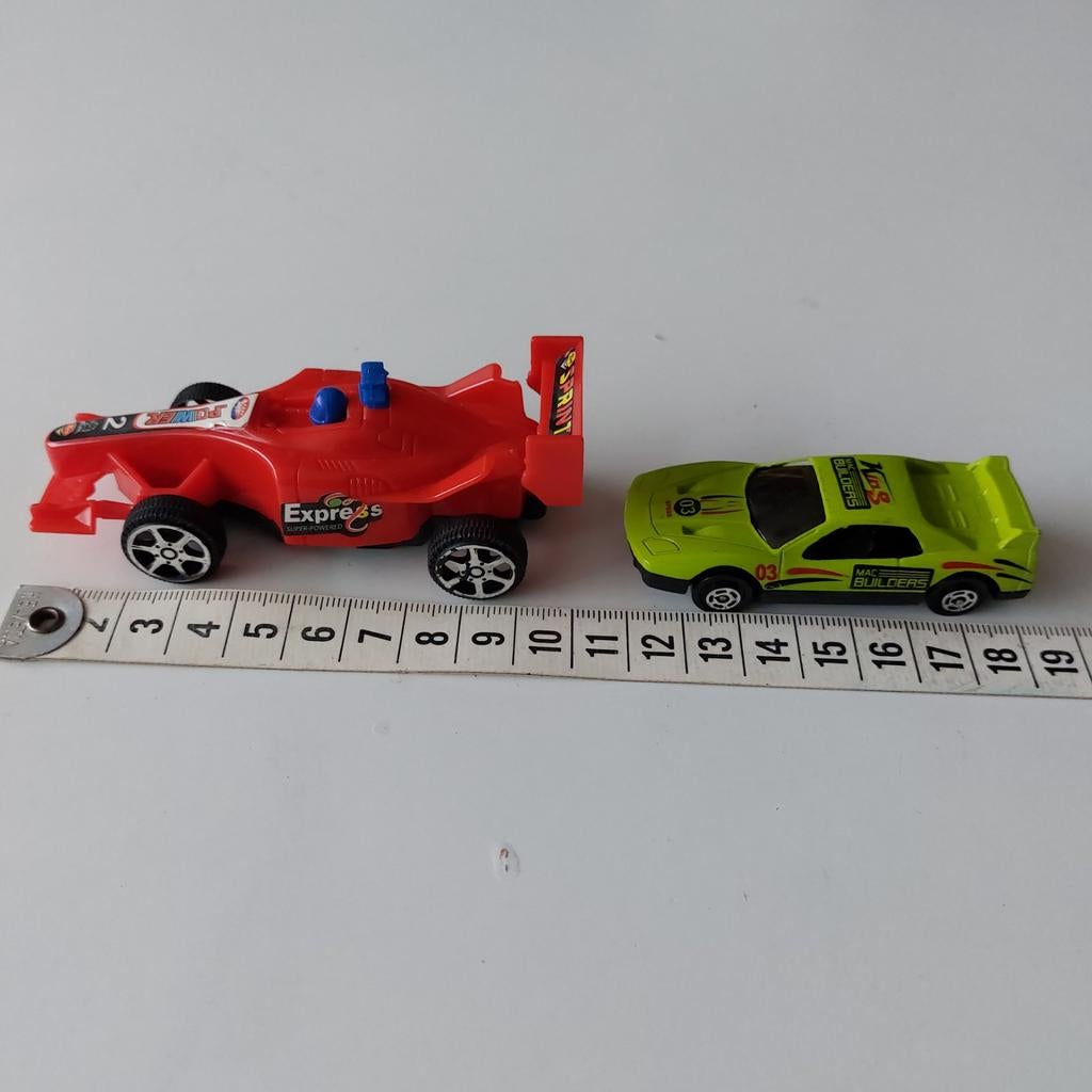 Setje van 2 autootjes. Rode in kunststof. Groene in metaal, Ophalen